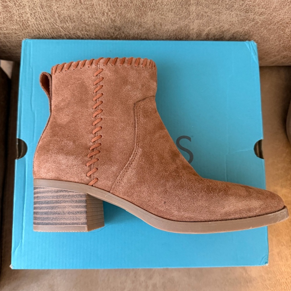 NIB TOMS Delilah Suede Boots